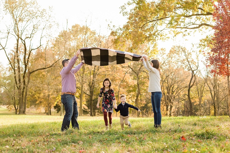 Family playing with blanket in Queens Park | KGriggs Photography