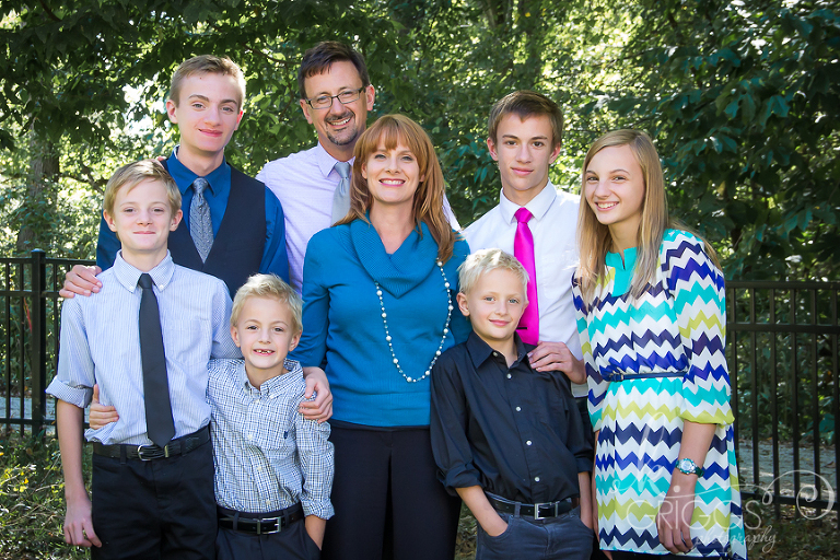 St Louis Family Photographer - KGriggs Photography - family of 8 in park