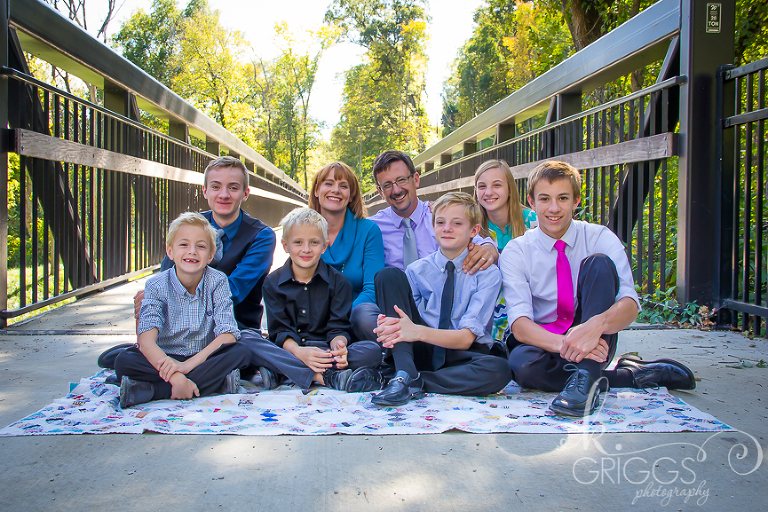 St Louis Family Photographer - KGriggs Photography - family of 8 in park