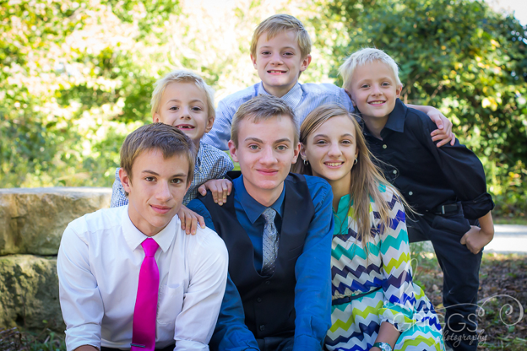 St Louis Family Photographer - KGriggs Photography - family of 8 in park