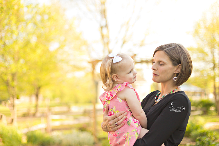 Mom singing to her daughter. | St. Louis Family Photos