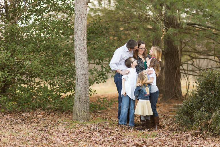 Family of 6 standing under a tree | St. Louis Portraits