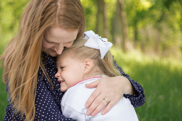 Momma and daughter hugging | St. Louis Photographers