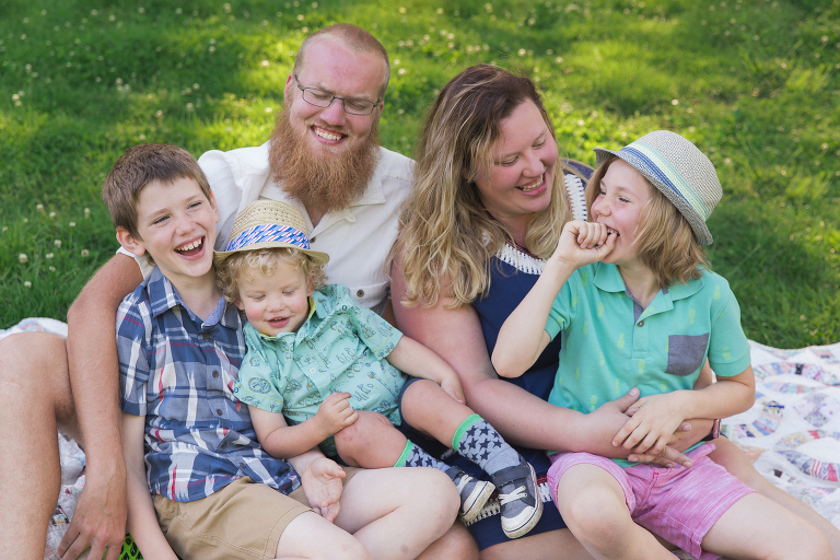 Family of 5 sitting in grass laughing | KGriggs Photography