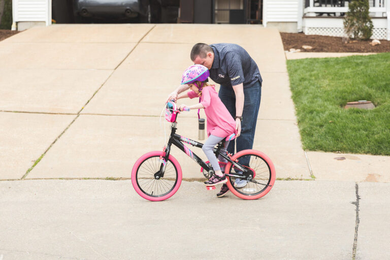 Dad teaching daughter to ride a bike | KGriggs Photography
