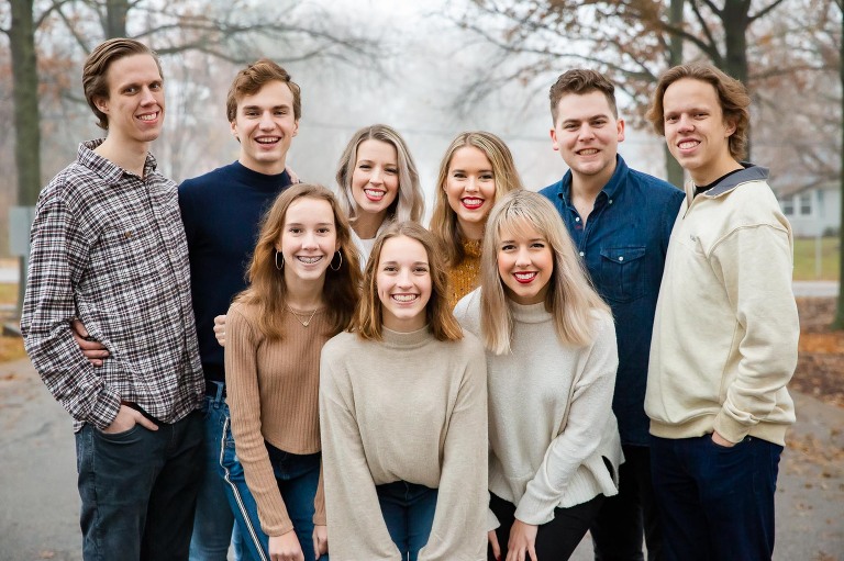 Grown children gathered for family photo Des Peres Park | St. Louis Photographer