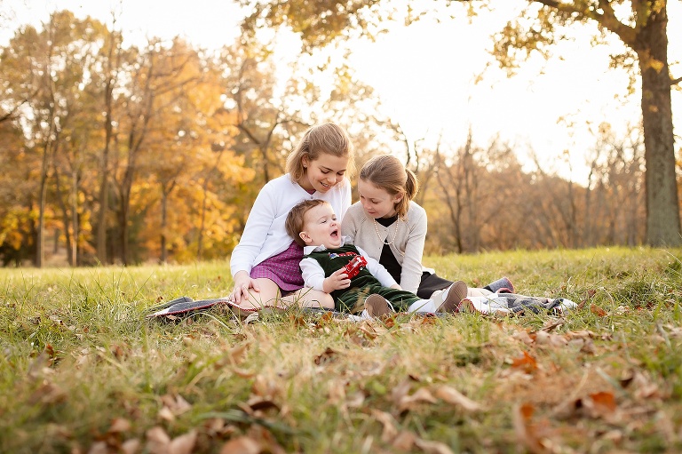 Siblings sitting on blanket playing | STL Photographer