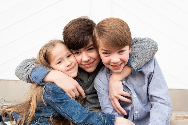 Siblings squeezing together for a photo | KGriggs Photography