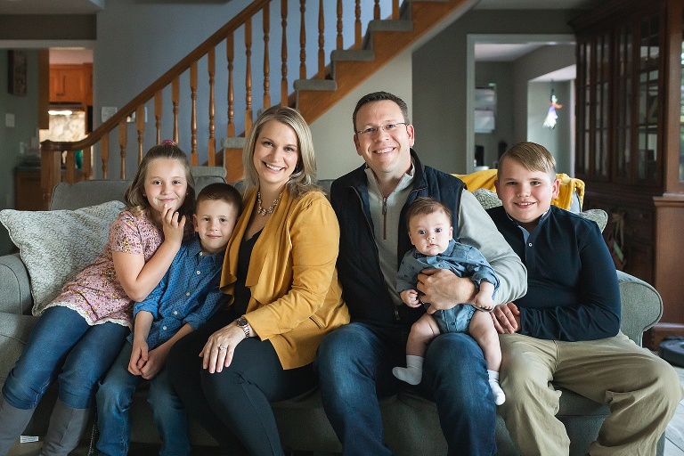 Family of six sitting on couch in living room family photo | KGriggs Photography